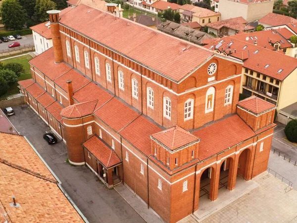 Paina, Brianza, İtalya 'daki Saint Margherita Kilisesi' nin Hava Görüntüsü