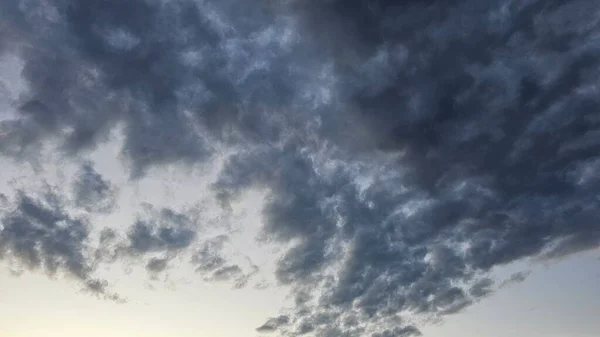 Gün batımında Kara Bulutlar