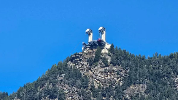 Alplerdeki Bernina Kablolu Araba İstasyonunun Hava Görüntüsü