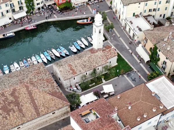 Garda Gölü üzerindeki Lazise Rıhtımı Hava Görüntüsü, Veneto, İtalya