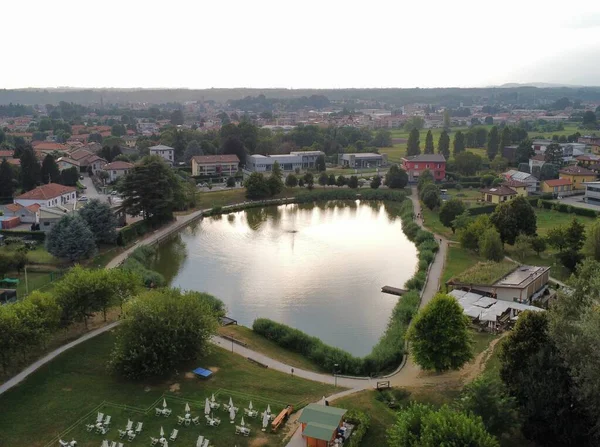 Giussano Gölü 'nün Yeşil Doğa ile çevrili havadan görünüşü, İtalya