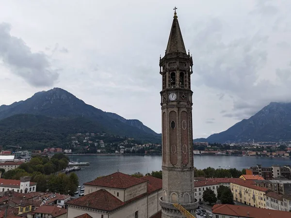 İtalya Como Gölü üzerindeki Lecco Bell Kulesi 'nin hava görüntüsü