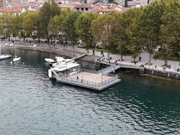 Lecco 'daki Lakeside Platformu' nun havadan görünüşü Como Gölü, Lombardy, İtalya