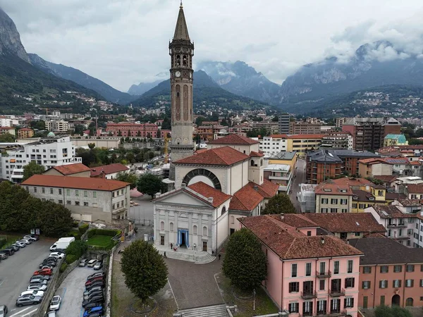 İtalya Como Gölü üzerindeki Lecco Bell Kulesi 'nin hava görüntüsü