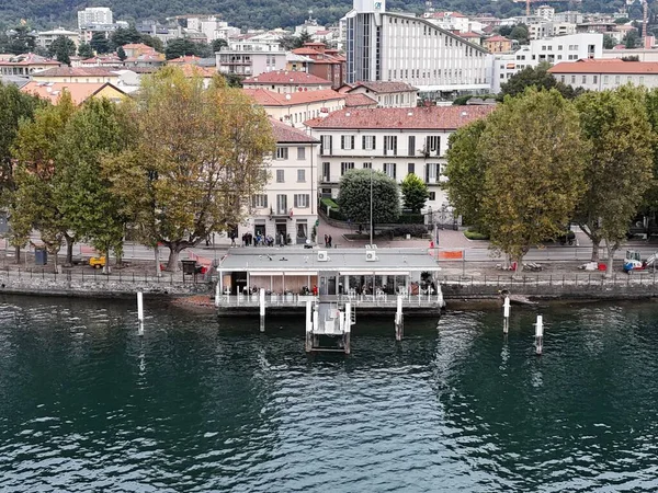 İtalya, Lombardy 'deki Como Gölü üzerindeki Lecco Rıhtımı Hava Görüntüsü