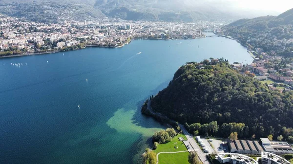 Lecco 'nun Como Gölü üzerindeki hava panoramik görüntüsü, Lombardy, İtalya' daki Sahne Kasabası