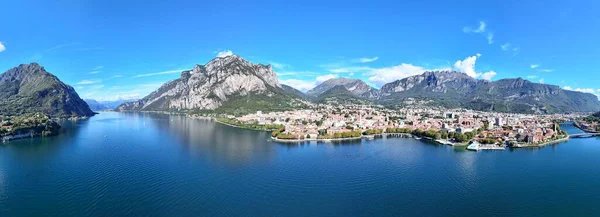 Lecco 'nun Como Gölü üzerindeki hava panoramik görüntüsü, Lombardy, İtalya' daki Sahne Kasabası