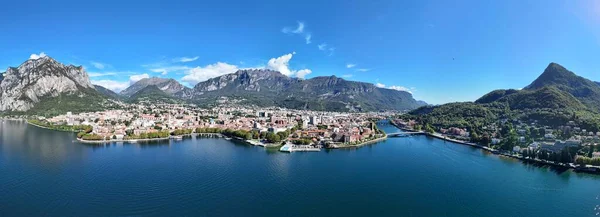 Lecco 'nun Como Gölü üzerindeki hava panoramik görüntüsü, Lombardy, İtalya' daki Sahne Kasabası