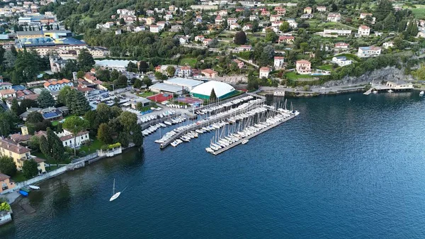 Mandello Marina 'nın Sunset, İtalya' daki Como Gölü üzerindeki hava görüntüsü