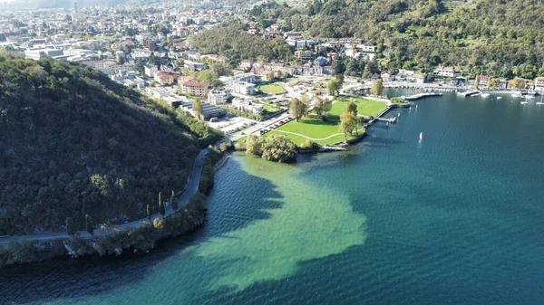 Valmadrera 'daki Par Körfezi' nin havadan görünüşü Como Gölü, Lombardy, İtalya