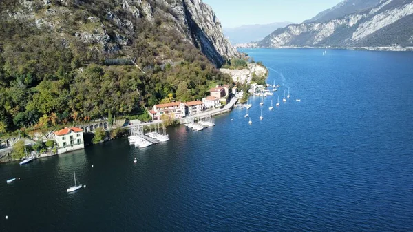 Valmadrera 'daki Par Körfezi' nin havadan görünüşü Como Gölü, Lombardy, İtalya