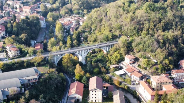 Kral Aldino Köprüsü 'nün Brianza, İtalya' daki Lambro Nehri üzerindeki hava manzarası