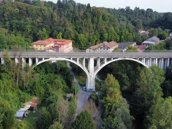 Kral Aldino Köprüsü 'nün Brianza, İtalya' daki Lambro Nehri üzerindeki hava manzarası