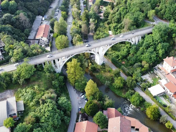 Kral Aldino Köprüsü 'nün Brianza, İtalya' daki Lambro Nehri üzerindeki hava manzarası