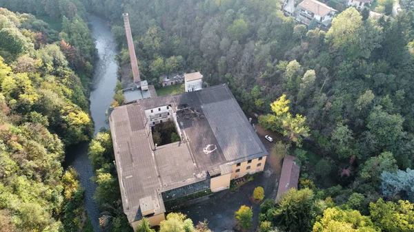 Ormanın yakınlarındaki Terk Edilmiş Fabrika 'nın Hava Manzarası. Endüstriyel Çürüme Alanı