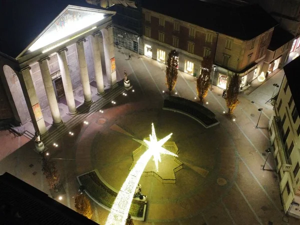 Seregno Katedrali Meydanı, Lombardy, İtalya 'da Noel Işıkları Hava Görüntüsü