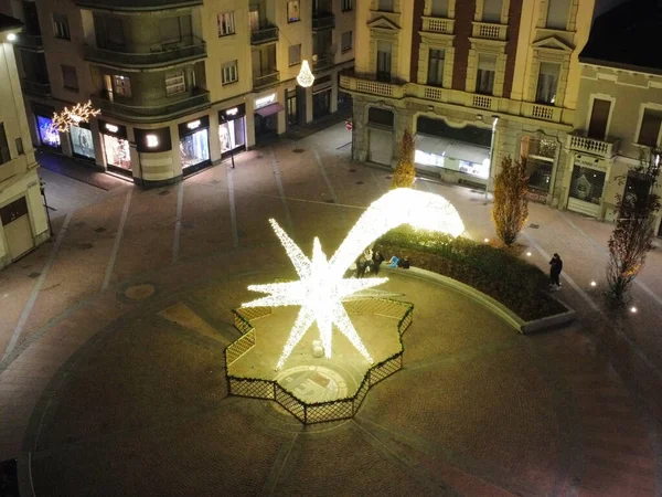 Seregno Katedrali Meydanı, Lombardy, İtalya 'da Noel Işıkları Hava Görüntüsü