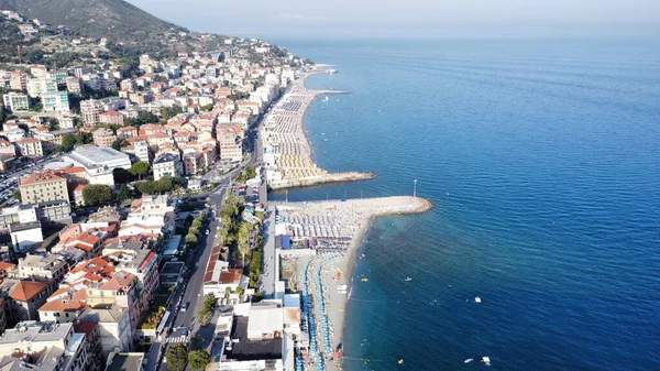 İtalya 'nın Ligurian Sahili' ndeki Varazze Sahili 'nin havadan görünüşü