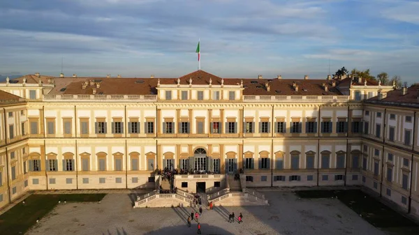 Villa Reale di Monza 'nın havadan görünüşü, Tarihi Kraliyet Sarayı ve Lombardy, İtalya' daki Bahçeler