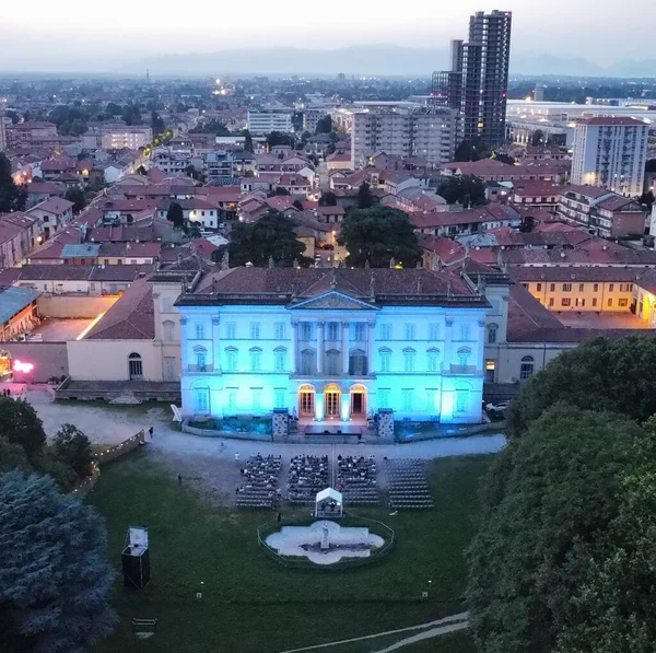 Desio 'da gün batımında Villa Tittoni' nin hava görüntüsü, Brianza, İtalya 'daki Tarihi Neoklasik Saray