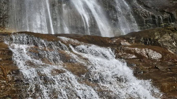 İtalya, Val Chiavenna 'da Gökkuşağı ile Acquafraggia şelalelerinin yakın görüntüsü