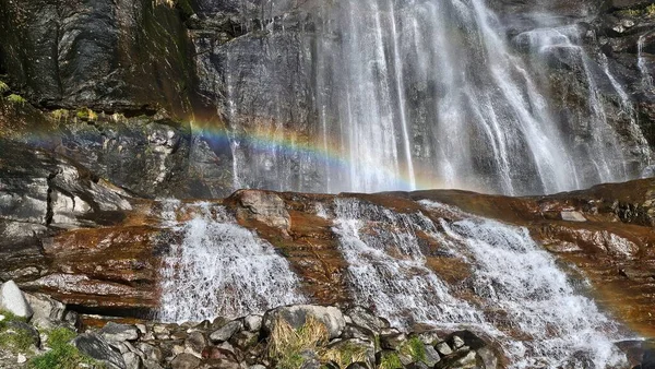 İtalya, Val Chiavenna 'da Gökkuşağı ile Acquafraggia şelalelerinin yakın görüntüsü