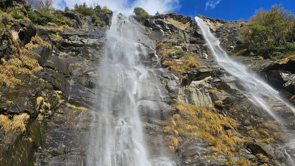 Val Chiavenna, Lombardy, İtalya 'daki Acquafraggia şelalelerinin hava fotoğrafı