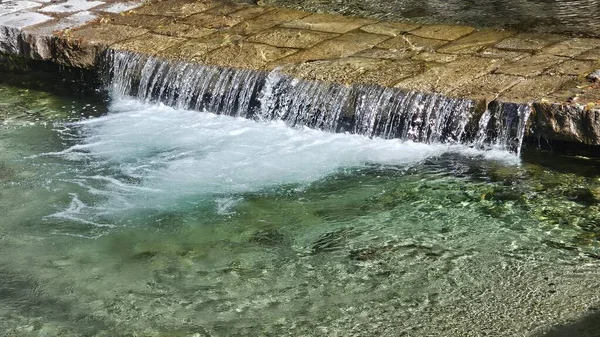 İtalya, Val Chiavenna 'daki Acquafraggia şelalelerinin yakın görüntüsü