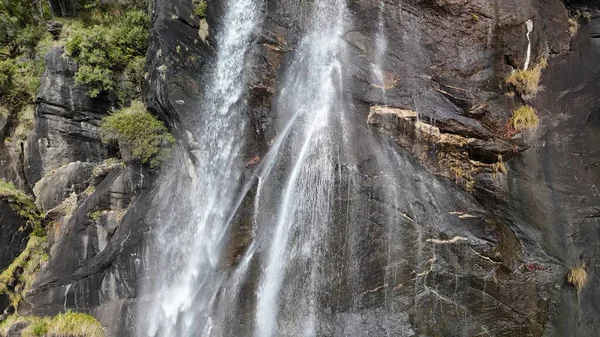 İtalya, Val Chiavenna 'daki Acquafraggia şelalelerinin yakın görüntüsü