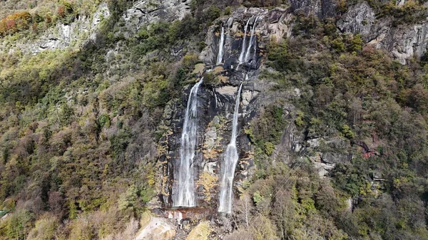 Val Chiavenna, Lombardy, İtalya 'daki Acquafraggia şelalelerinin hava fotoğrafı