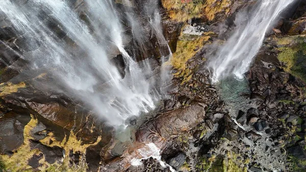 Val Chiavenna, Lombardy, İtalya 'daki Acquafraggia şelalelerinin hava manzarası