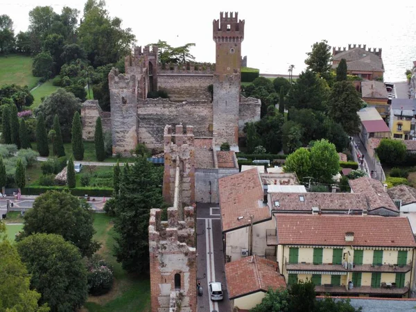 Garda Gölü 'ndeki Lazise Kalesi Havadan Görünümü, Veneto, İtalya' daki Ortaçağ Kalesi