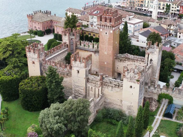 Garda Gölü 'ndeki Lazise Kalesi Havadan Görünümü, Veneto, İtalya' daki Ortaçağ Kalesi