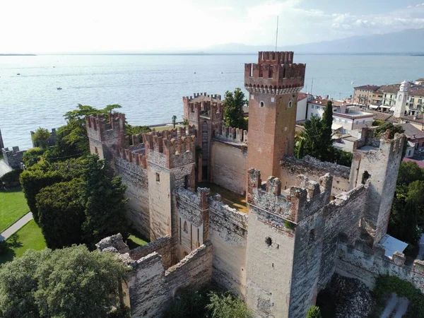 Garda Gölü 'ndeki Lazise Kalesi Havadan Görünümü, Veneto, İtalya' daki Ortaçağ Kalesi