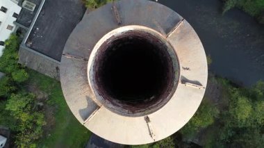 Sanayi sonrası döneme dayanan bacası olan terk edilmiş eski bir fabrikanın hava manzarası.