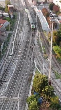 Tren raylarında hızlı giden trenin hava aracı görüntüsü