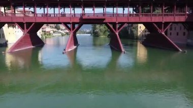 Bassano del Grappa 'daki Alpini Köprüsü' nün Brenta Nehri üzerinde, Veneto, İtalya