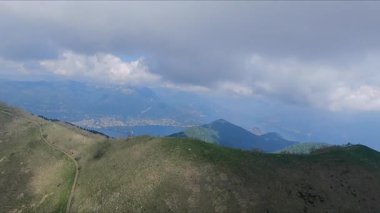 Monte San Primo Dağı 'nın İHA görüntüsü Como Gölü, İtalya