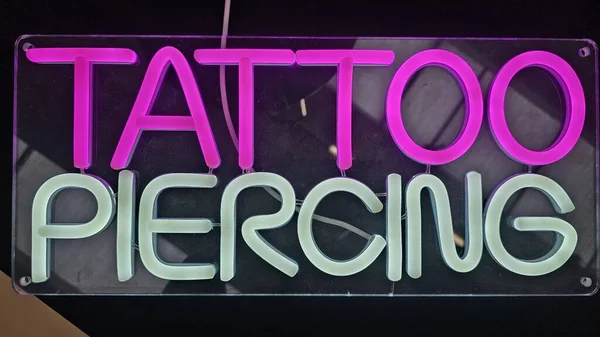 Stüdyo veya Salon Dekorasyonu için TATTOO ve PIERCING Metni ile Neon İmza
