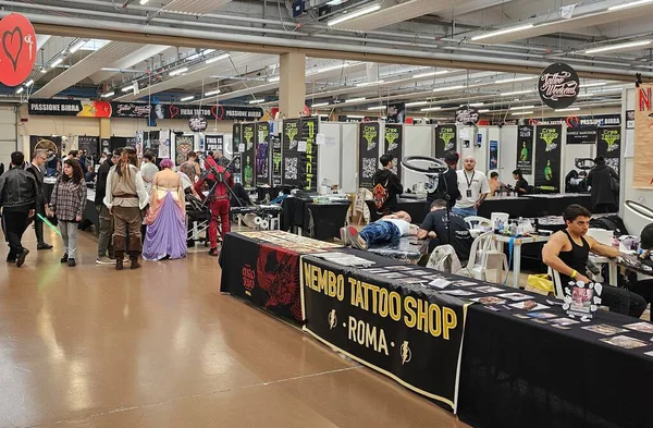 Chiuduno Sergi Merkezi 'nde Sanatçılar, Kostümcüler ve El Sanatları Biralarıyla Tattoo Hafta Sonu Festivali