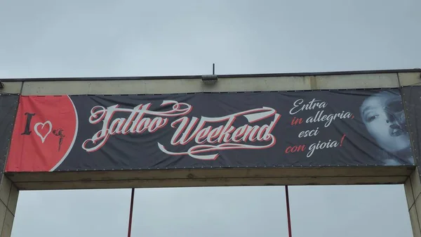 Chiuduno Sergi Merkezi 'nde Sanatçılar, Kostümcüler ve El Sanatları Biralarıyla Tattoo Hafta Sonu Festivali