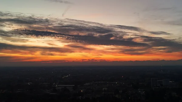 Turuncu Gökyüzü ile İtalyan Günbatımının Hava Görünümü