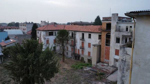 2022 'deki yıkımdan önce Seregno' daki eski Santa Maria Kliniği 'nin hava görüntüsü.