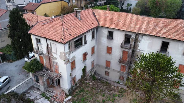 2022 'deki yıkımdan önce Seregno' daki eski Santa Maria Kliniği 'nin hava görüntüsü.