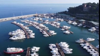 Lüks yatları ve tekneleri olan Varazze marinasının hava manzarası.