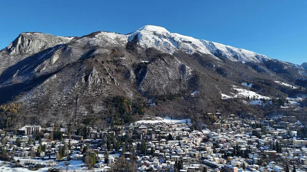 Barzio 'nun kış karıyla kaplı havadan çekilmiş görüntüleri, Valsassina, Lombardy