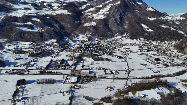 Valsassina, Lombardy, İtalya 'daki Pasturo' nun hava manzarası