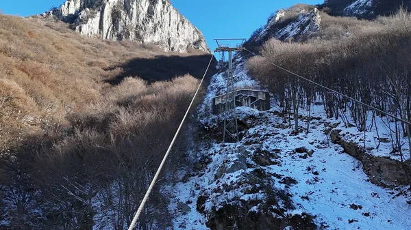 Karlı dağ kulelerinin hava manzarası