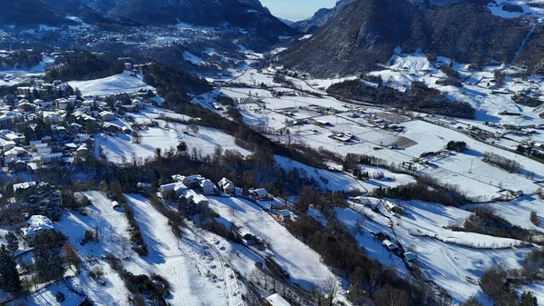 Valsassina Vadisinin kışın karla kaplı insansız hava aracı görüntüsü