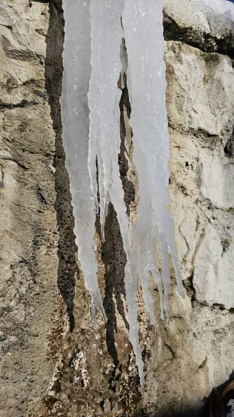 Dev bir buz sarkıtının yakın çekim görüntüsü.